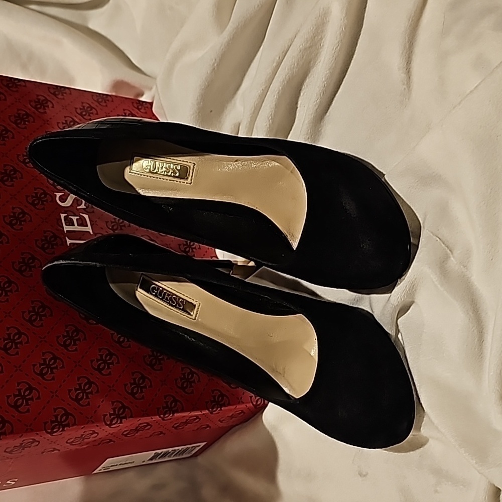 Guess ladies 5.5 Black multi suede pump